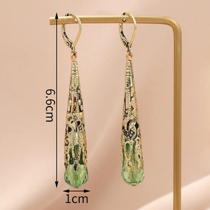 Detail van vintage gouden oorbellen met lichtgroene kristallen en 6,6 cm lengte afmeting