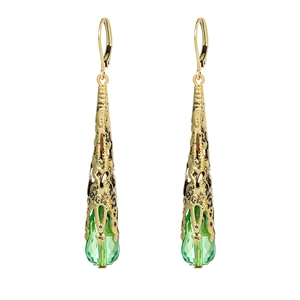 Detailweergave van retro legering oorbellen met groene edelstenen en gouden kwast