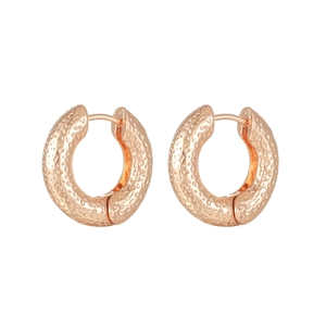 Elegante Creolen in Roségold mit Hammerschlag-Textur und rundem Klickverschluss-Design