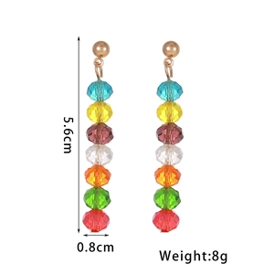 Orecchini a nappa lunga con perline di vetro colorate e perno dorato 5,6 cm