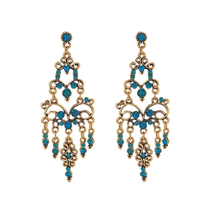 Detail van vintage boho-kroonluchter oorbellen met blauwe stenen en metalen kwastjes