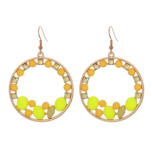 Détail de boucles d'oreilles créoles dorées bohèmes avec perles colorées