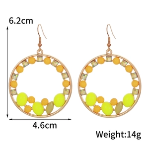 Boucles d'oreilles créoles dorées bohèmes avec perles néon et pierres, 6.2x4.6cm
