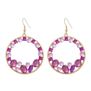 Vue détaillée des boucles d'oreilles créoles dorées avec pierres violettes bohèmes