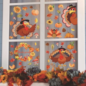 Detail der Thanksgiving-Fensterbilder mit Truthähnen, Herbstlaub und Kürbissen