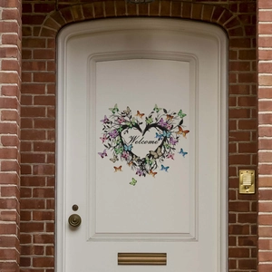 Sticker mural couronne de cœur papillon Welcome sur porte blanche et mur de briques