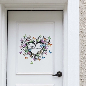 Détail d'un autocollant mural couronne de papillons en cœur avec texte Welcome sur porte
