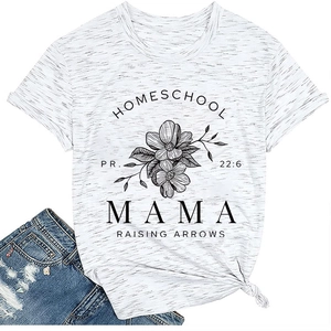 Détail de l'imprimé floral Homeschool Mama Raising Arrows sur t-shirt blanc chiné doux