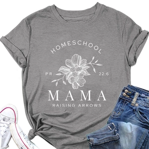 Détail du t-shirt en coton gris avec imprimé floral blanc et texte homeschool mama