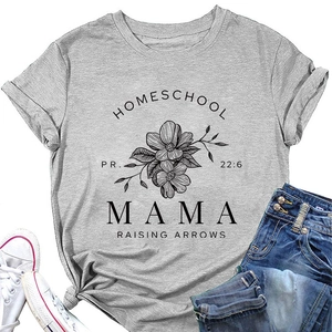 Vue détaillée du tissu du t-shirt gris et de l'imprimé floral homeschool mama