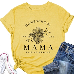 Mise à plat d'un t-shirt en coton jaune vif avec imprimé floral noir artistique