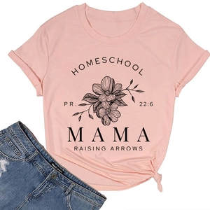 Vue à plat d'un T-shirt rose en coton avec imprimé Homeschool Mama et détail de jean bleu
