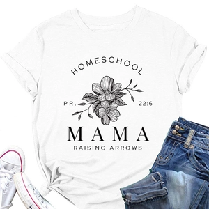 Détail du t-shirt blanc en coton avec motif floral noir et typographie MAMA élégante