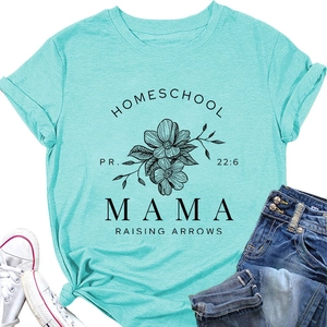 Mise à plat du t-shirt bleu sarcelle Homeschool Mama avec imprimé floral et baskets blanches