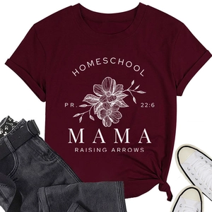Détail d'un t-shirt bordeaux avec motifs floraux et lettrage homeschool mama imprimé