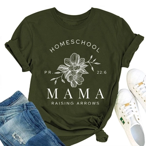 T-shirt vert olive avec imprimé floral, ourlet noué et jean bleu en vue de dessus
