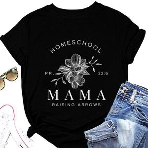 Détail de l'imprimé floral Homeschool Mama sur t-shirt noir avec accessoires lifestyle