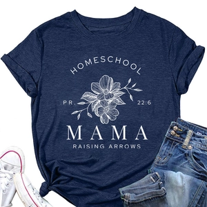 Mise à plat lifestyle du t-shirt bleu marine Homeschool Mama avec short en jean et baskets