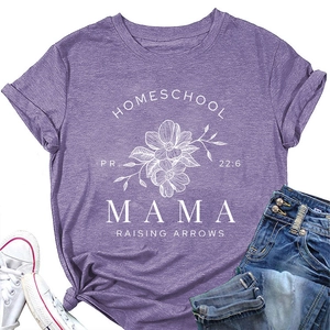 Détail de l'imprimé floral Homeschool Mama sur t-shirt en coton violet avec mise à plat