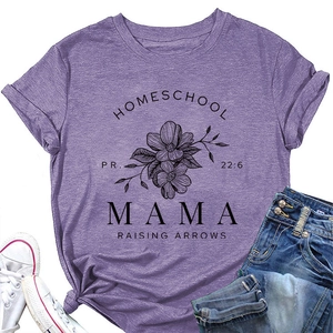 Détail du t-shirt gris-violet avec imprimé Homeschool Mama et motif floral fin