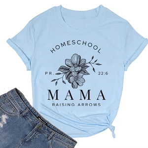 Mise à plat d'un t-shirt bleu clair avec motif floral et short en jean bleu
