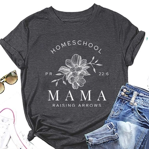 Vue détaillée du t-shirt Mama gris foncé avec imprimé floral blanc et texte biblique