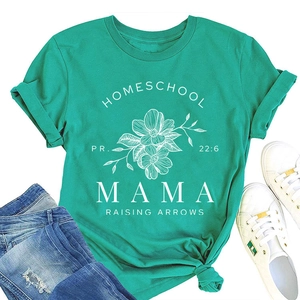 T-shirt en coton vert menthe avec imprimé floral maman posé à plat avec un jean bleu