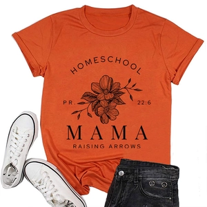 Vue détaillée de l'imprimé floral noir et graphique sur t-shirt en coton orange