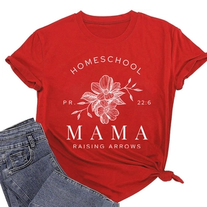 Détail du t-shirt rouge Homeschool Mama avec imprimé floral blanc et texte biblique