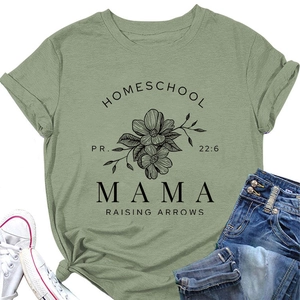 Détail du t-shirt vert sauge Homeschool Mama avec imprimé floral et jean denim