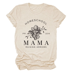 Détail de l'imprimé floral Homeschool Mama et texture du tissu sur un t-shirt beige