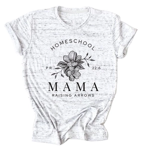 Détail de l'imprimé Homeschool Mama et motif floral sur un t-shirt gris chiné en coton