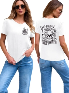 Détail d'un T-shirt blanc col en V avec imprimé graffiti de crâne et de fleurs