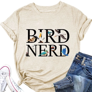 Dettaglio della maglietta Bird Nerd beige in cotone con illustrazioni di uccelli e testo