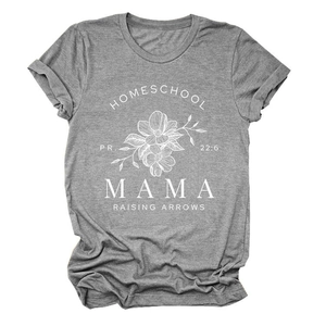 Détail du t-shirt gris chiné avec motif floral blanc et texte biblique imprimé en sérigraphie