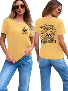 Détails du t-shirt jaune à col en V avec imprimés vintage de crânes et fleurs recto-verso