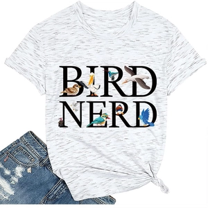 Dettaglio della maglietta Bird Nerd con illustrazioni di uccelli e nodo laterale alla moda