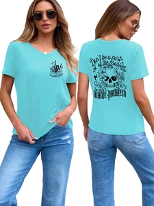 Détail du t-shirt turquoise à col en V avec graphique de crâne et fleurs au dos
