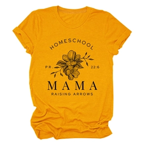 Détail du t-shirt jaune gingembre avec motif floral imprimé homeschool mama chic