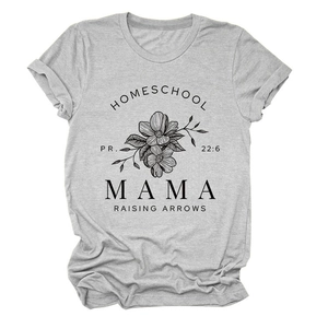 Détail du tissu gris chiné avec motif floral Homeschool Mama imprimé sur ce t-shirt décontracté