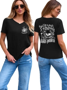 Détails avant et arrière du t-shirt noir col en V avec graphisme crâne et fleurs