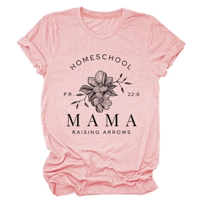 Vue détaillée d'un t-shirt rose avec imprimé HOMESCHOOL MAMA et manches retroussées