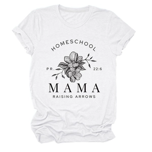 Détail de l'imprimé floral et du texte biblique sur t-shirt blanc en coton pour femme