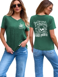 Vue détaillée avant et arrière d'un t-shirt col en V vert foncé avec motif de crâne et fleurs