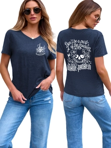 Détail du t-shirt bleu marine à col en V avec motif crâne et fleurs au dos