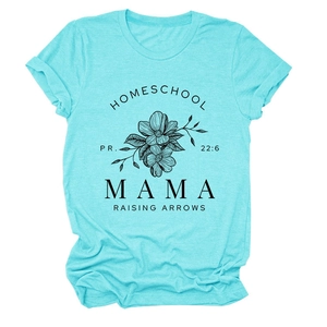 Détail de l'imprimé Homeschool Mama avec fleurs sur un t-shirt en coton bleu clair