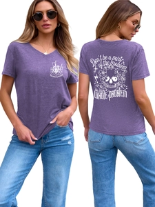 Détails du t-shirt violet à col en V avec imprimé floral squelette sur l'avant et le dos