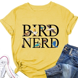 T-shirt Bird Nerd gialla con illustrazioni di uccelli e pantaloncini di jeans blu