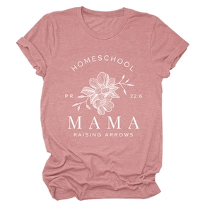 Détail du graphique floral et typographie Homeschool Mama sur T-shirt en coton rose chiné