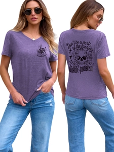 Détails avant et arrière du t-shirt violet à col en V avec motif crâne et slogan